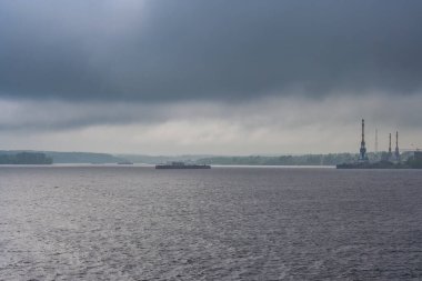 Yazın yağmur ve bulutlar nehir ve şehir üzerinde