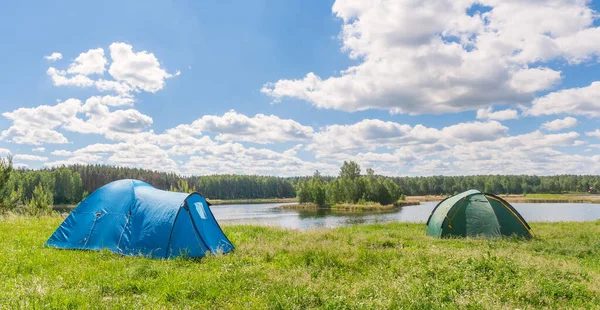 Yazın gölde iki turist çadırı.