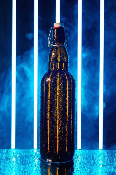 Botella de cerveza húmeda con corcho de madera —  Fotos de Stock