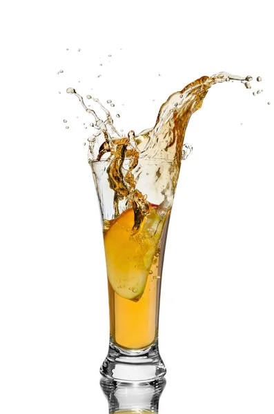 Een stuk van Apple vallen voor een glas sap — Stockfoto