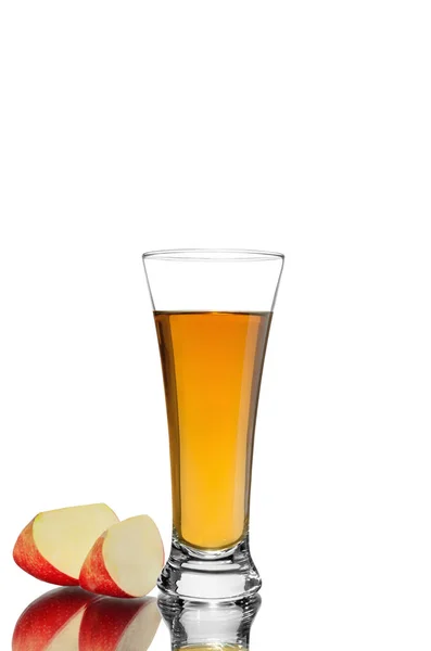 Gesneden rode appel fruit en vers sap geïsoleerd op wit glas — Stockfoto