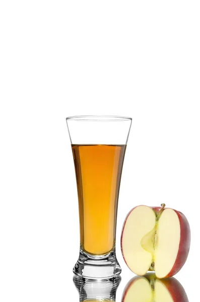 Κόψτε το κόκκινο μήλο φρούτα και ποτήρι φρέσκο χυμό που απομονώνονται σε λευκό — Φωτογραφία Αρχείου