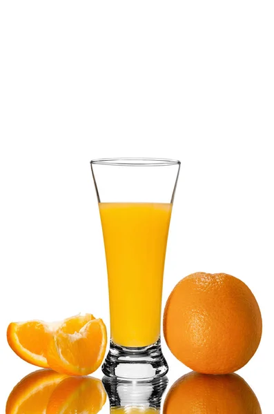 Ποτήρι χυμό πορτοκαλιού και κομμάτια πορτοκαλιού — Φωτογραφία Αρχείου