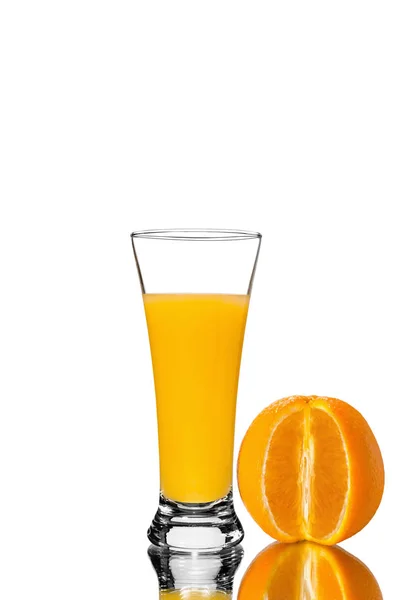 Glas jus d'orange en gesneden oranje — Stockfoto