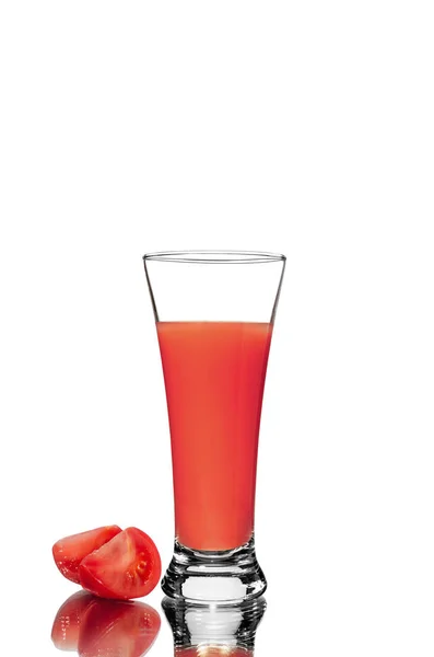 Tomates fraîches et un verre plein de jus de tomate — Photo