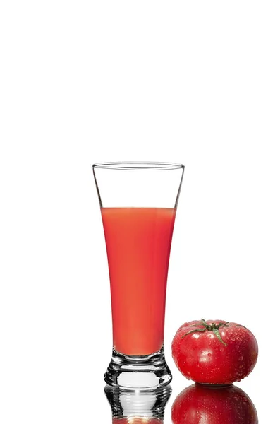 Verse tomaat en een glas vol met tomatensap — Stockfoto