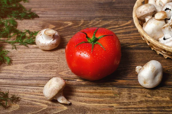 En stor tomat med svamp — Stockfoto