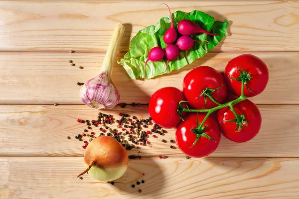 Rädisor, tomater, lök, gröna, vitlök ört och kryddor på trä — Stockfoto