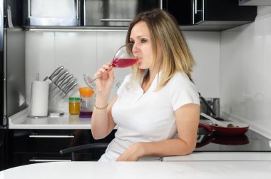 kırmızı şarap içme başarılı güzel kız