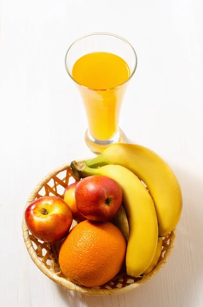 Vers sap van citrusvruchten met vruchten op een houten tafel — Stockfoto