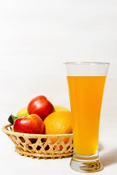 Vers sap van citrusvruchten met vruchten op een houten tafel — Stockfoto