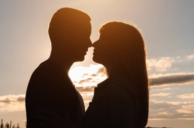 Sevgi dolu çift, gün batımı