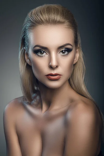 Retrato de estúdio de moda de jovem mulher bonita — Fotografia de Stock