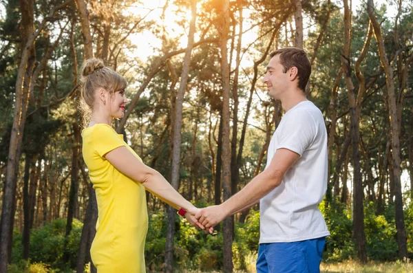 mutlu genç bir çift elele