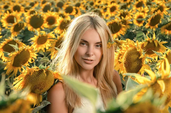 çiçeklenme üzerinde genç güzel kadın ayçiçeği alan