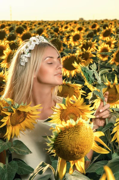 çiçeklenme üzerinde genç güzel kadın ayçiçeği alan