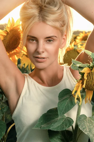 Sahadaki genç güzel kadın