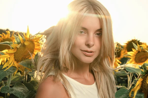 Sahadaki genç güzel kadın