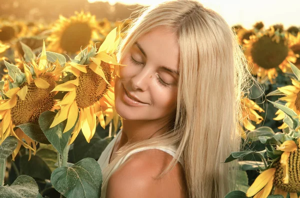 Sahadaki genç güzel kadın