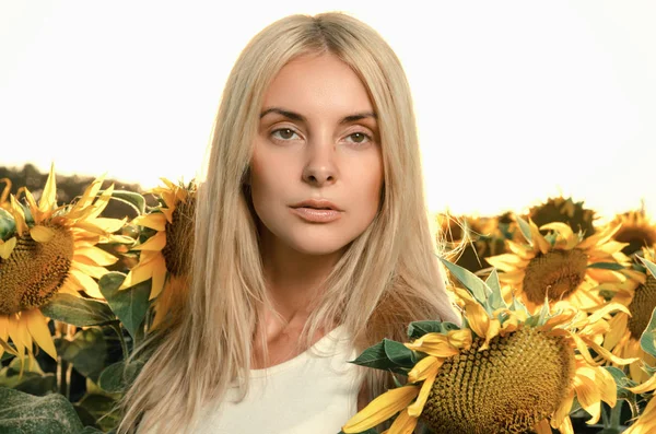 Sahadaki genç güzel kadın