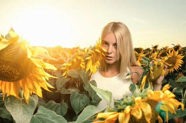 Sahadaki genç güzel kadın