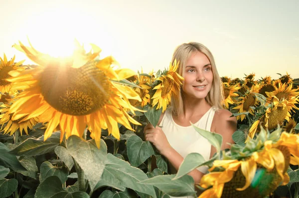 Sahadaki genç güzel kadın