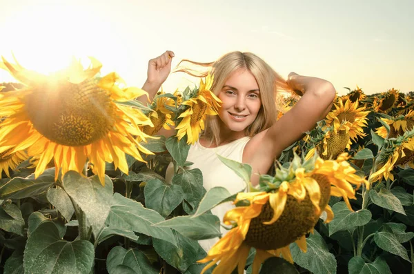 Sahadaki genç güzel kadın