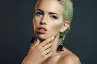 Studio karanlık bir arka plan üzerinde güzel kadın portresi