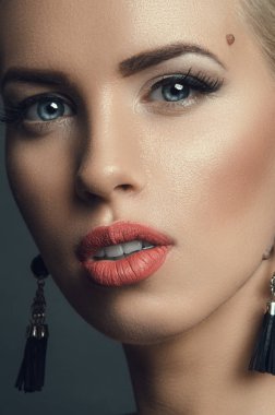 moda studio küpe genç güzel kadın portresi