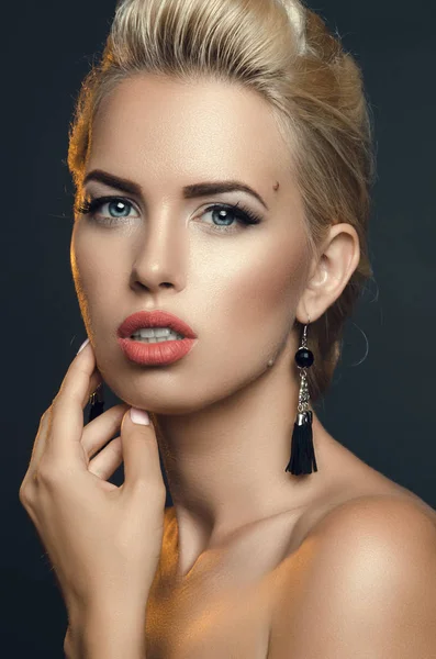 Portrait de belle femme en studio sur fond sombre — Photo