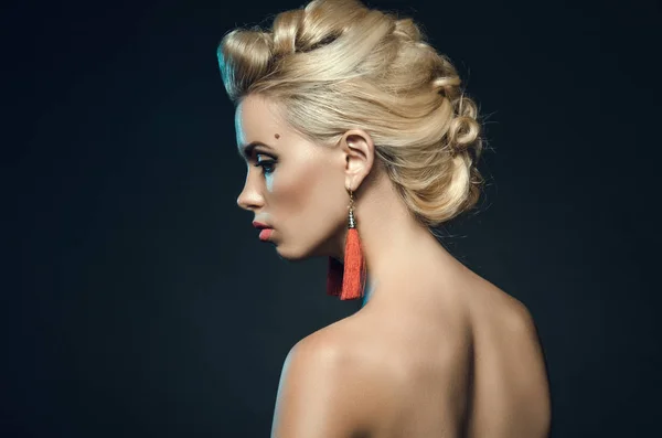 Hermosa joven en Studio sobre un fondo oscuro. Retrato de moda —  Fotos de Stock