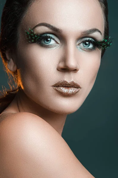Retrato de beleza de mulher atraente com grande remendo de pestanas verdes pena . — Fotografia de Stock