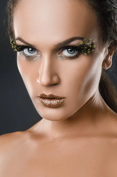 Retrato de belleza de mujer atractiva con gran parche de plumas de pestañas verdes . —  Fotos de Stock