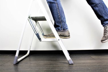 Anonim adam Merdiven tırmanma üzerine kapalı atış studio kişiye ulaşan.