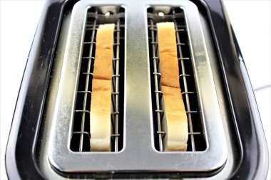 Bir görüntü bir tost ve bir ekmek kızartma makinesi