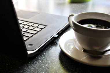 Bir kahve ile laptop güneşin görüntüsü