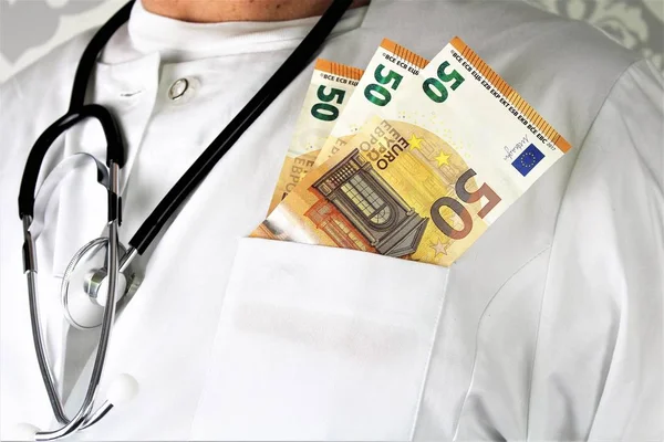 Una imagen de un médico corrupto con dinero —  Fotos de Stock