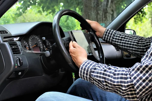 Uma imagem de carro e telefone celular — Fotografia de Stock