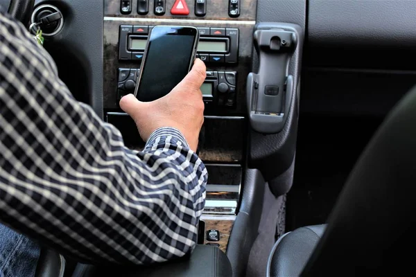 Uma imagem de carro e telefone celular — Fotografia de Stock