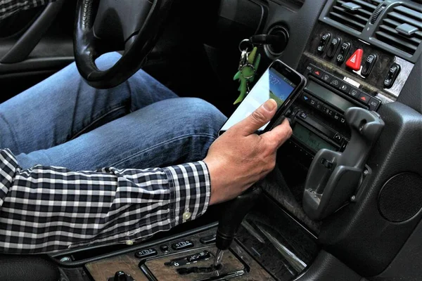 Uma imagem de carro e telefone celular — Fotografia de Stock