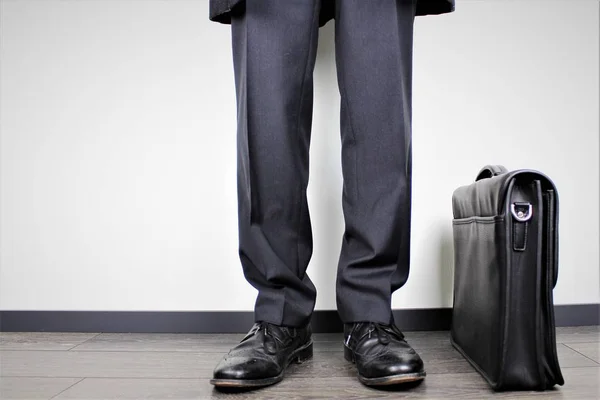 Uma imagem de um homem de negócios com uma mala — Fotografia de Stock