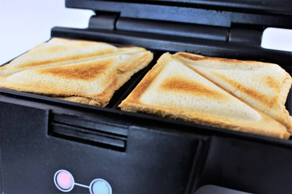 Bild eines Toastes und eines Toasters — Stockfoto