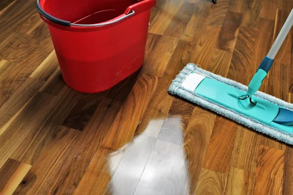 Ein Bild der Reinigung eines Fußbodens — Stockfoto