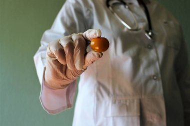 Bir doktorun elinde bir nesne ile bir görüntü