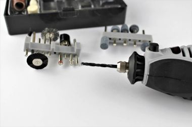 Bir mini matkap ve öğütücü - arka plan bulanık bir görüntü