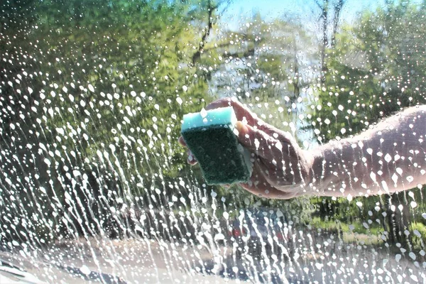 An image of cleaning a car window — Stock Photo, Image