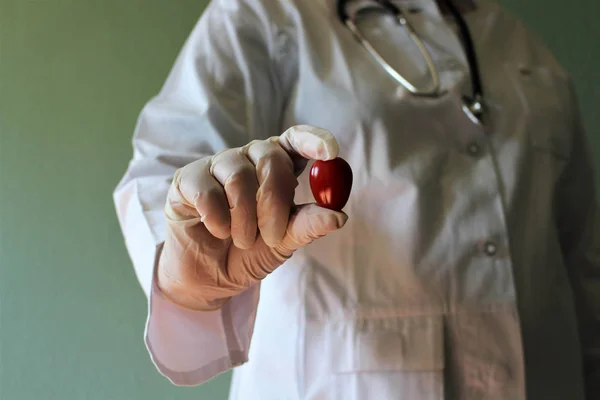 Una imagen de un médico con un objeto en la mano —  Fotos de Stock