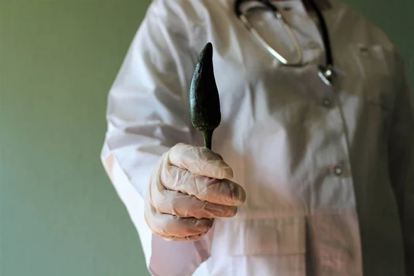 Una imagen de un médico con un objeto en la mano —  Fotos de Stock