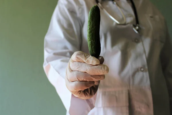 Una imagen de un médico con un objeto en la mano —  Fotos de Stock
