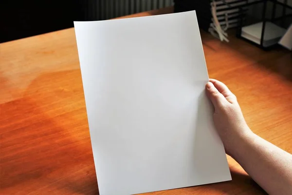 Gambar tangan, atau tangan dengan kertas — Stok Foto